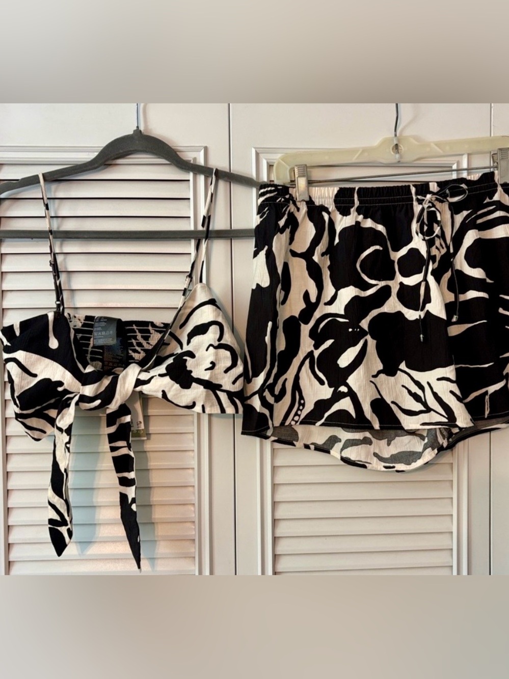 H&M Black & White Floral Two-Piece Set - Crop Top and Shorts Size Medium